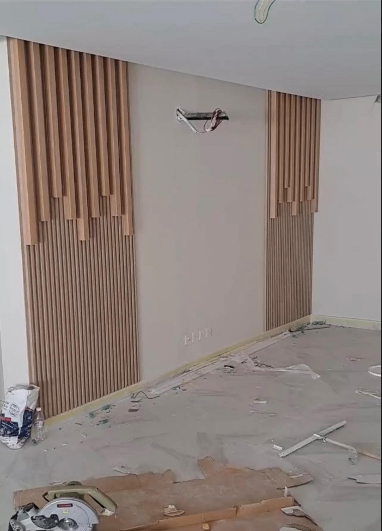 Bardage bois avec éclairage LED intégré, réalisé par RSS Studio