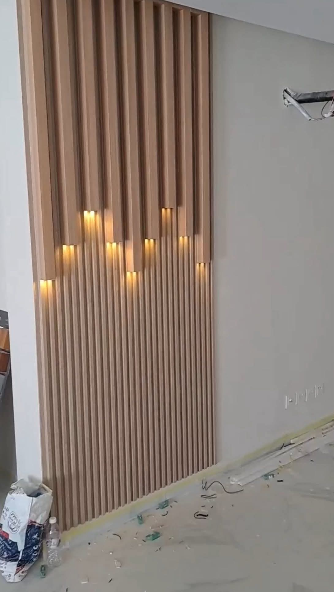 Bardage bois décoratif avec éclairage LED, réalisé par RSS Studio