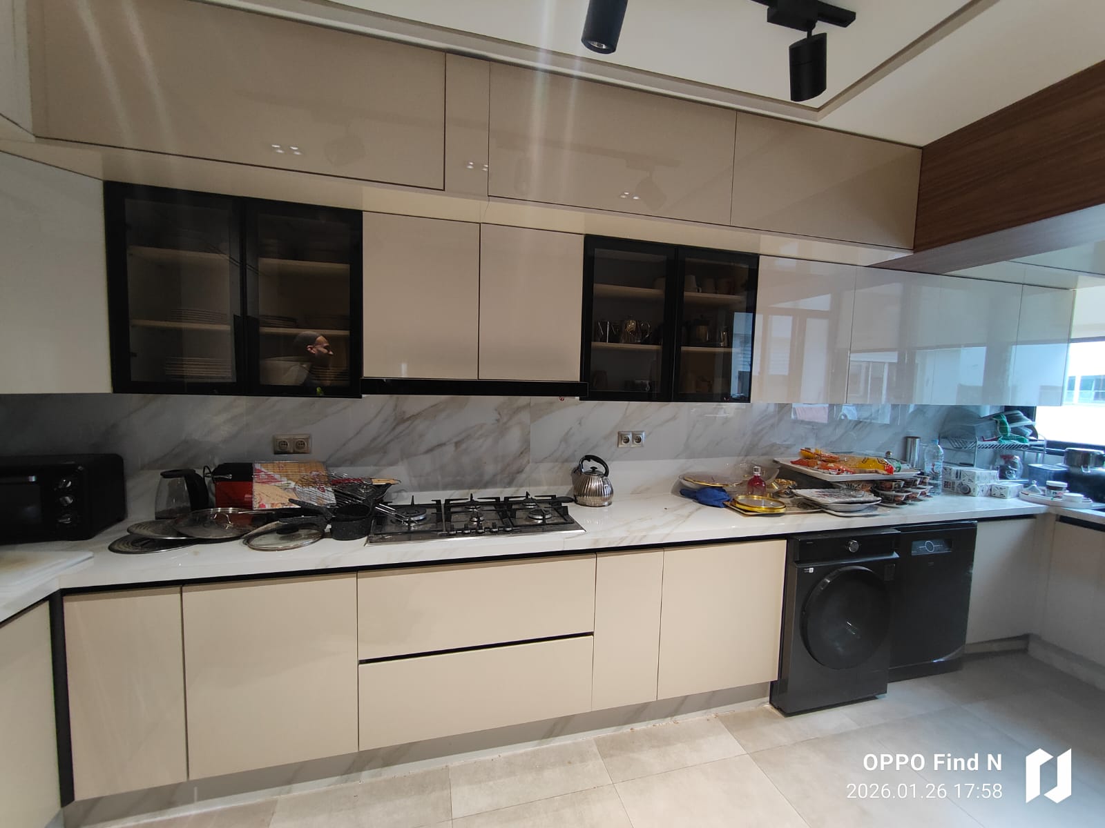 Cuisine équipée beige avec crédence marbre réalisée par RSS Studio