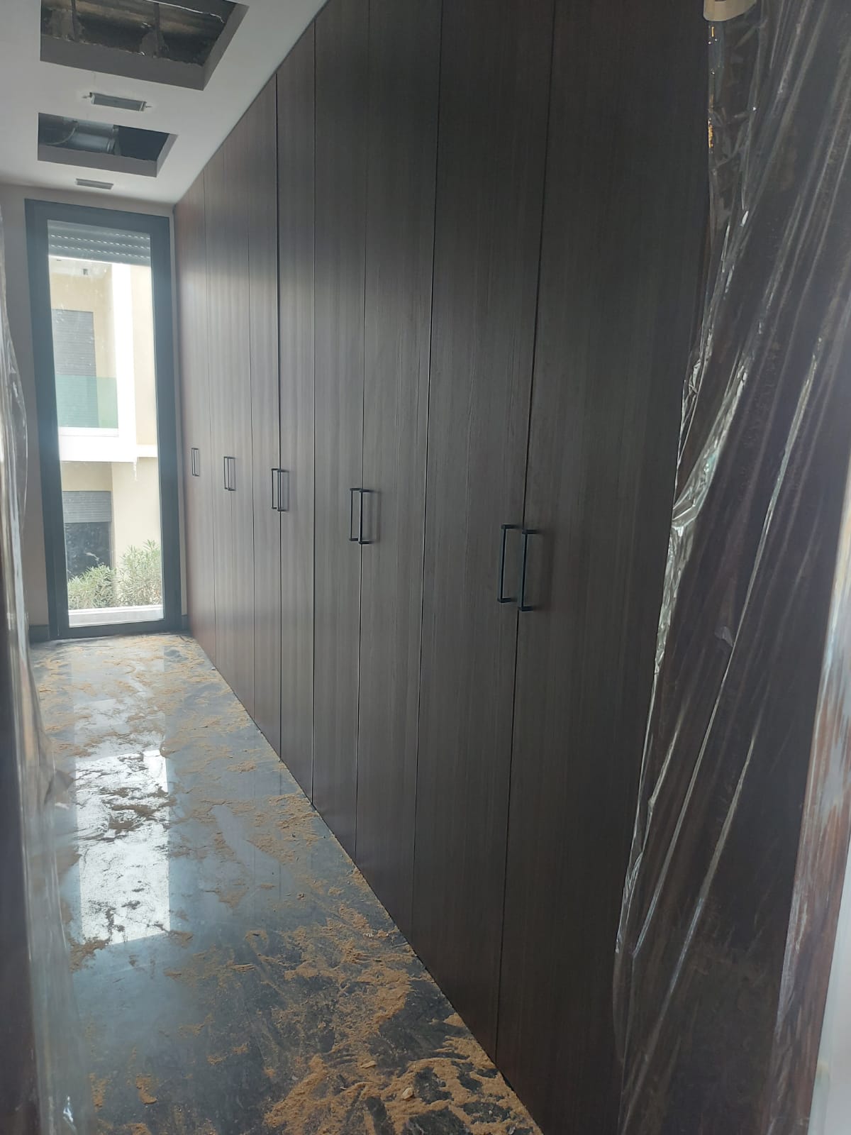 Dressing fermé couloir, façades grises, réalisé par RSS Studio