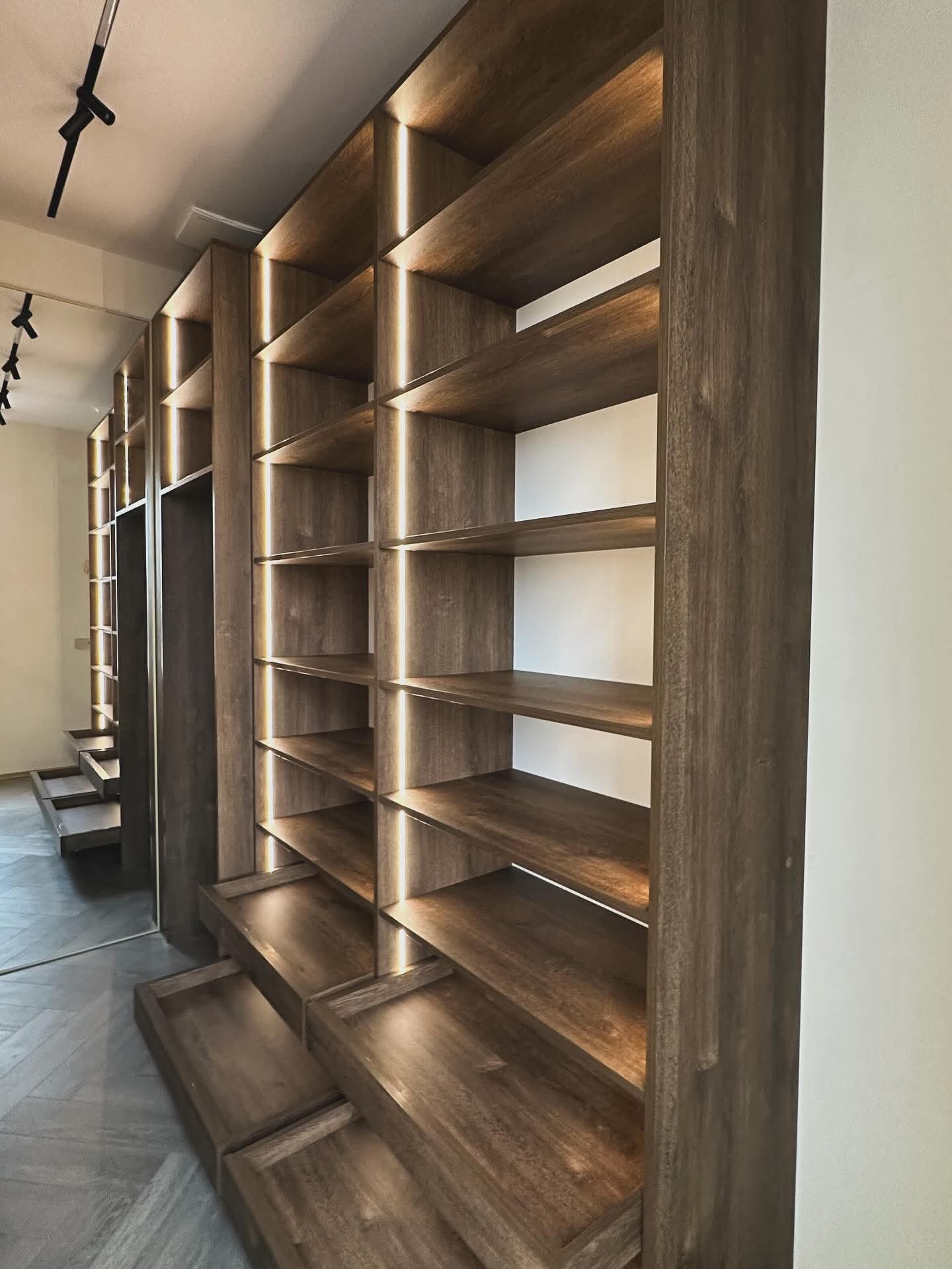 Dressing ouvert avec éclairage LED intégré, réalisé par RSS Studio
