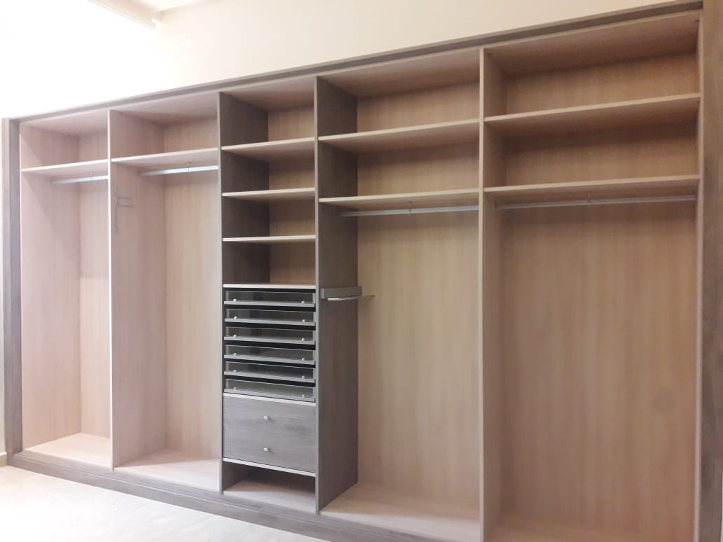 Dressing avec penderies et colonne de tiroirs, réalisé par RSS Studio