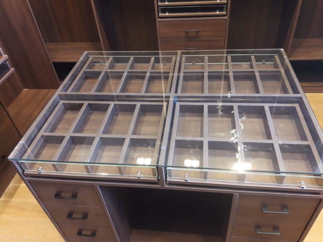 Îlot central de dressing avec tiroirs vitrés sur mesure, réalisé par RSS Studio