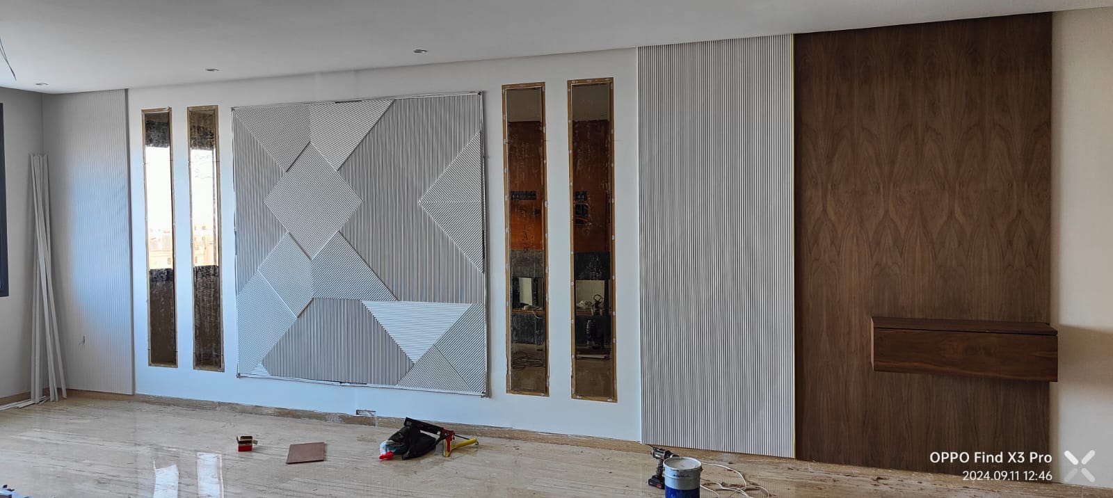 Habillage mural décoratif en bois sur mesure, réalisé par RSS Studio