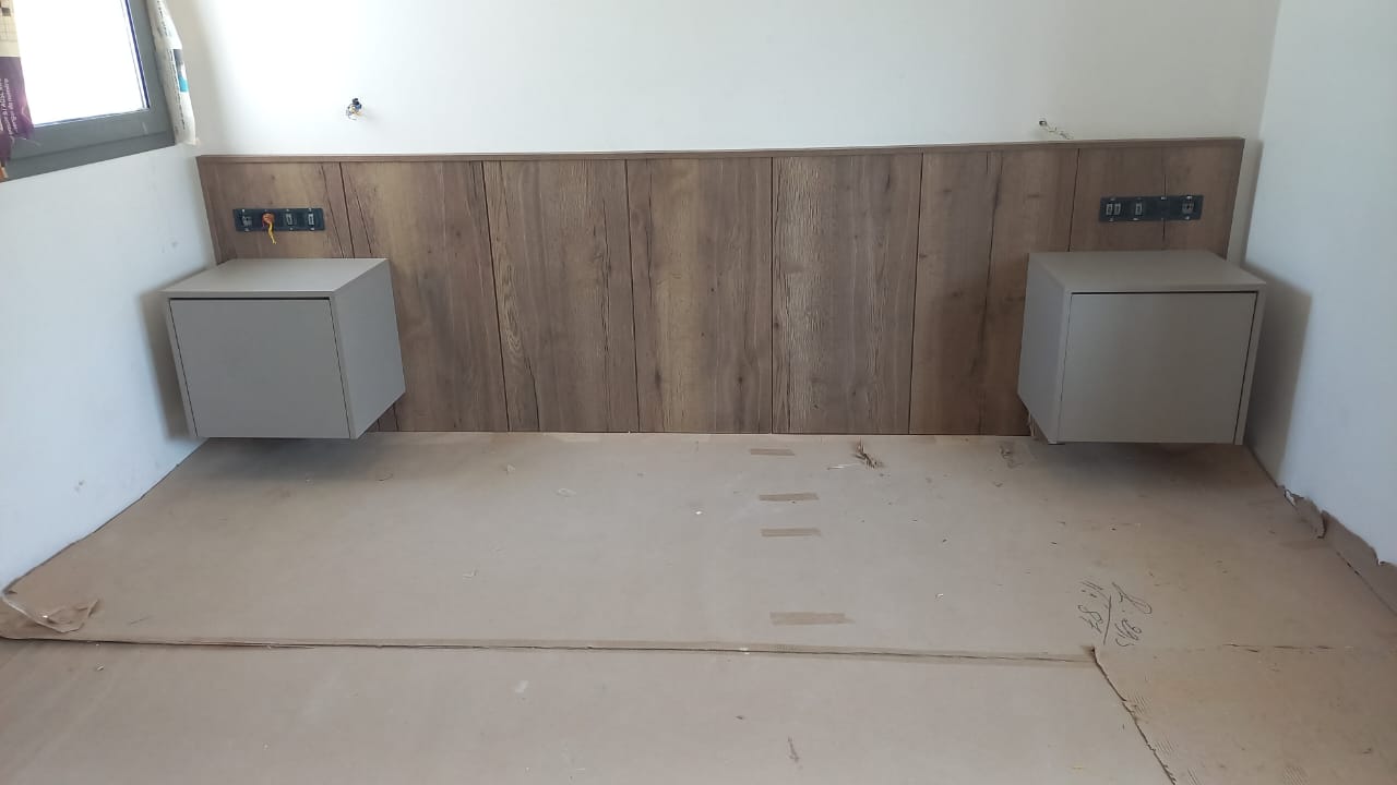 Tête de lit en bois sur mesure avec chevets suspendus, réalisée par RSS Studio