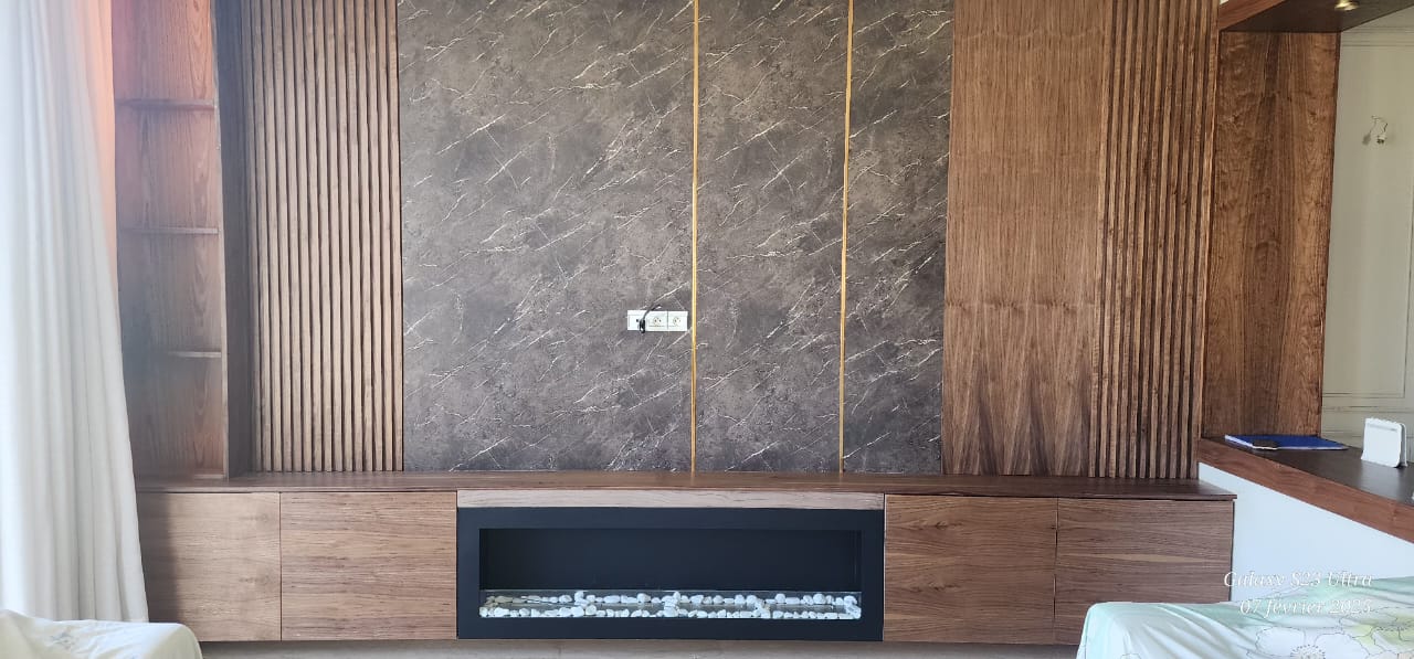 Meuble TV bas avec habillage marbre et bardage bois, réalisé par RSS Studio