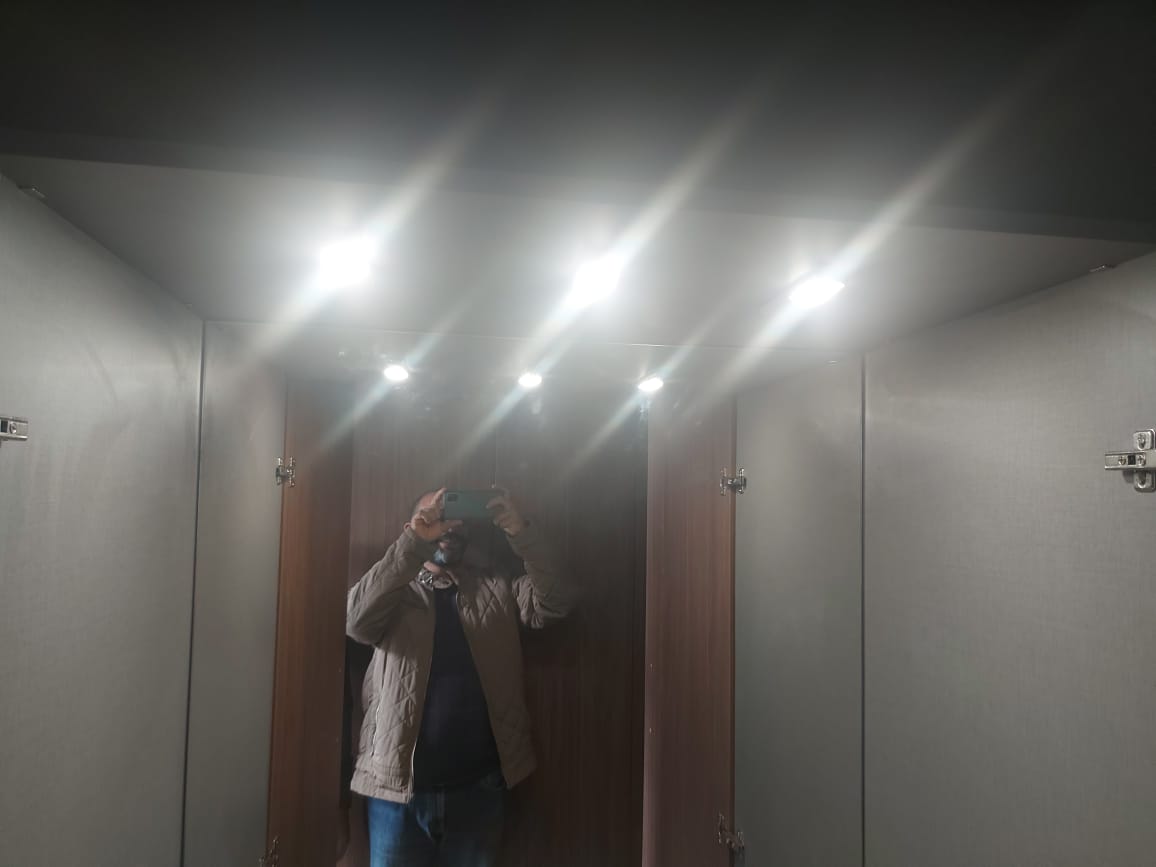 Miroir sur mesure intégré à un dressing, réalisé par RSS Studio