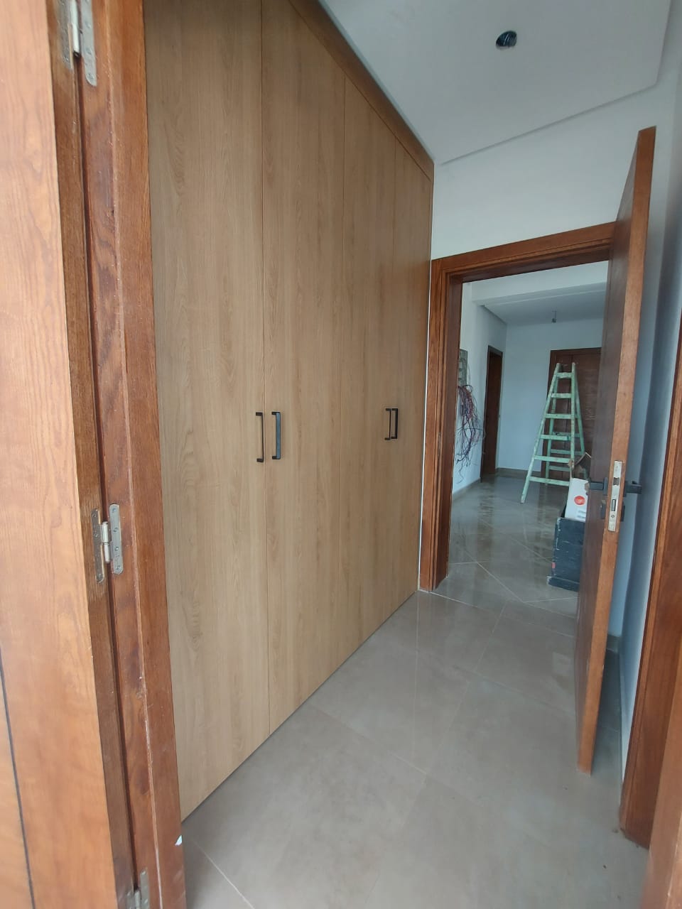 Placard sur mesure bois clair en couloir, réalisé par RSS Studio