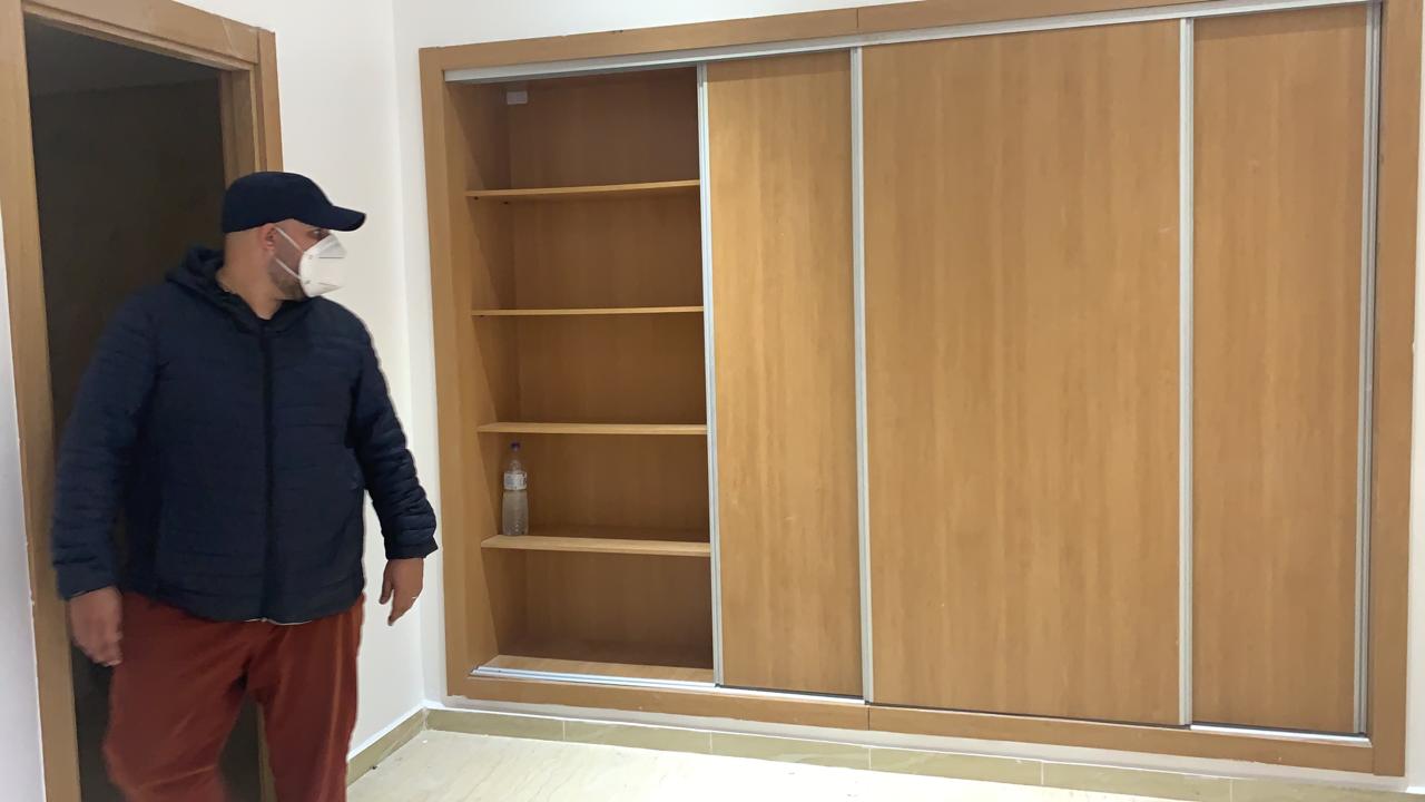 Placard coulissant avec étagères ouvertes, réalisé par RSS Studio