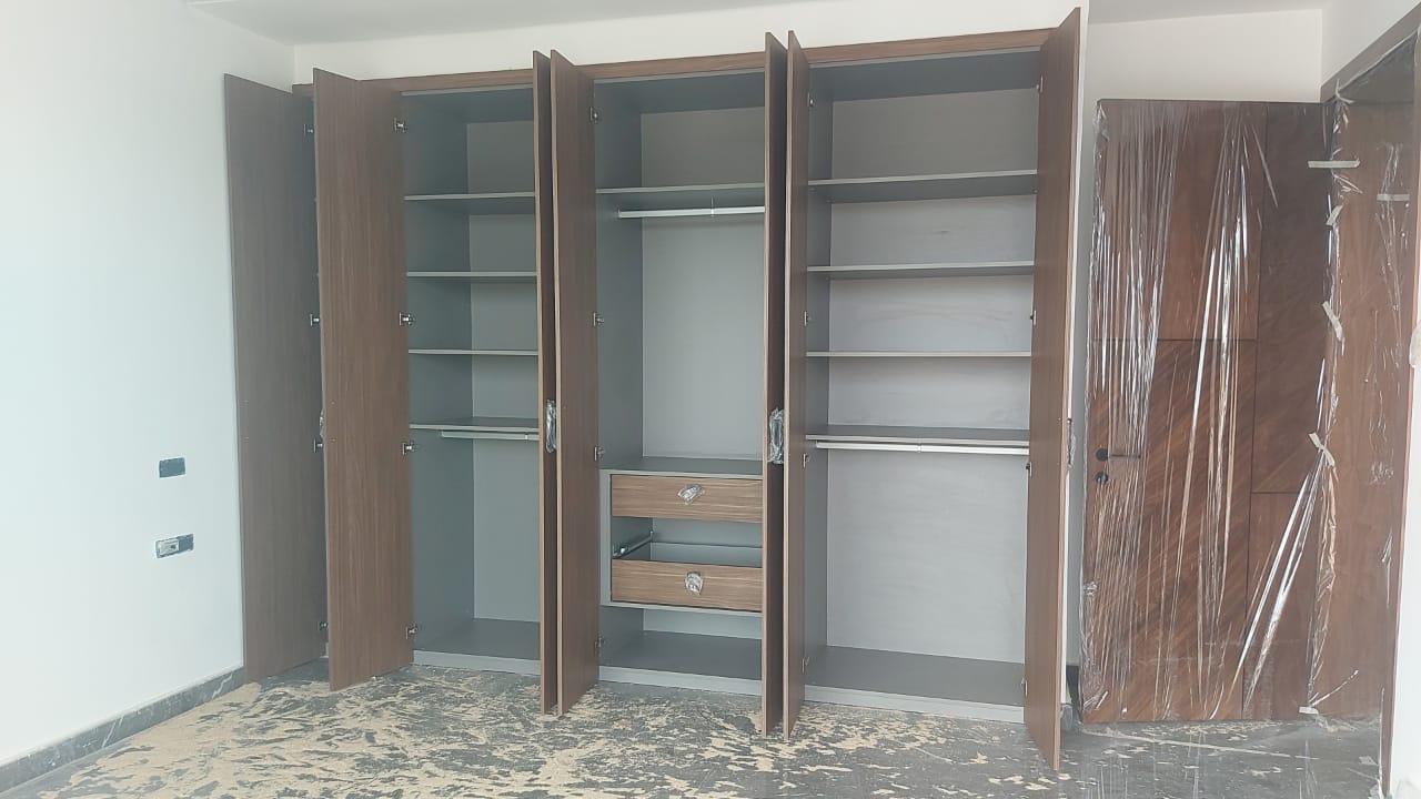 Placard ouvert avec tiroirs sur mesure, réalisé par RSS Studio
