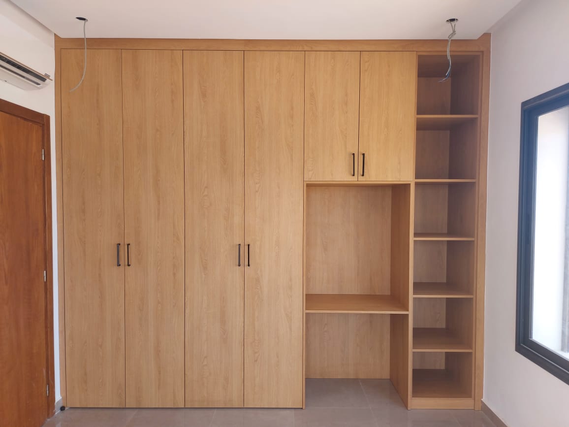 Placard toute hauteur avec niche bureau intégrée, réalisé par RSS Studio