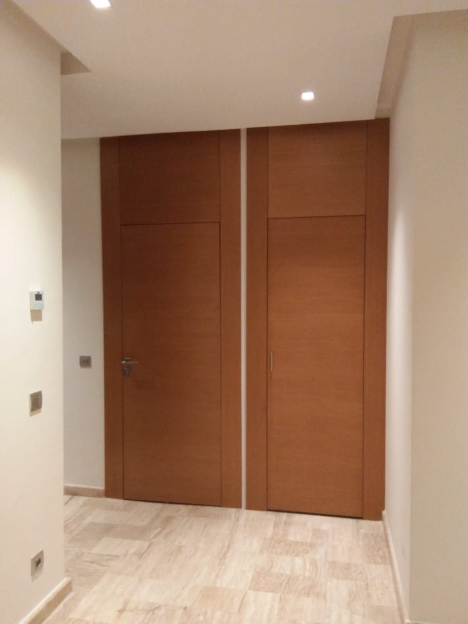 Portes d'appartement en bois sur mesure réalisées par RSS Studio